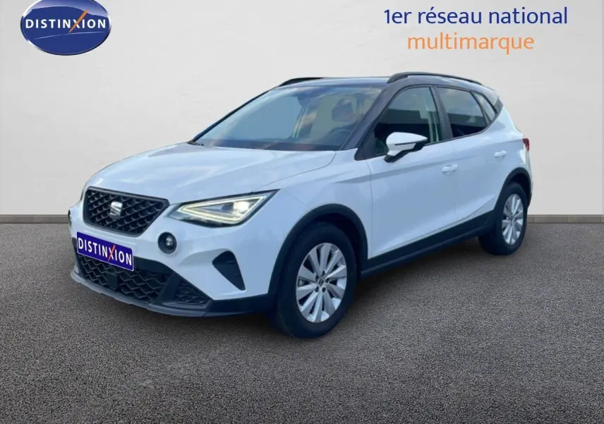 SEAT Arona blanc avec toit gris, vue 3/4 avant droit, feux LED allumés sur fond neutre.
