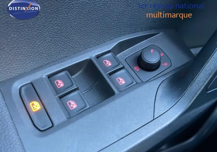 Gros plan sur les commandes des vitres électriques et réglage des rétroviseurs côté conducteur du SEAT Arona blanc toit gris.
