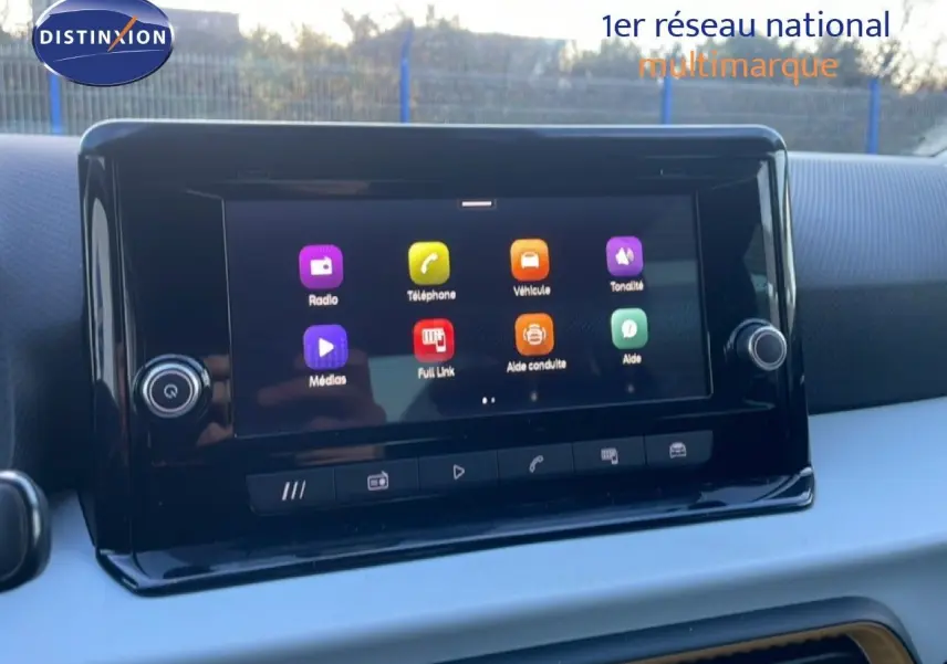 Écran tactile central du tableau de bord du SEAT Arona 2025, affichant les options multimédia et aides à la conduite.