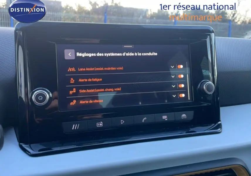 Vue intérieure du tableau de bord du SEAT Arona 2025, écran tactile affichant les réglages d'aide à la conduite.