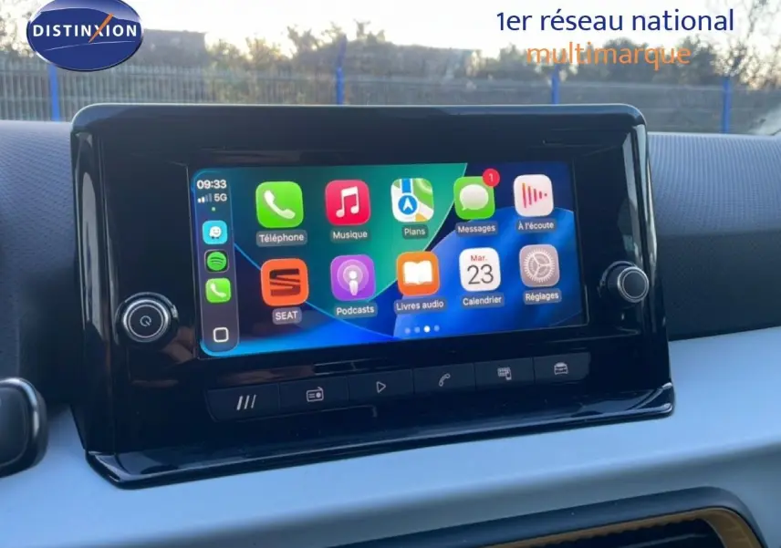 Écran tactile central de la SEAT Arona 2025 affichant l'interface Apple CarPlay, intérieur gris noir.