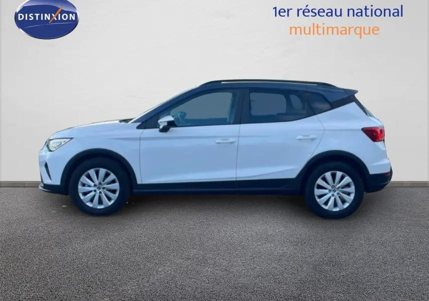 Vue de profil côté gauche d'un SEAT Arona blanc avec toit gris, version 2025 Style Special Edition.