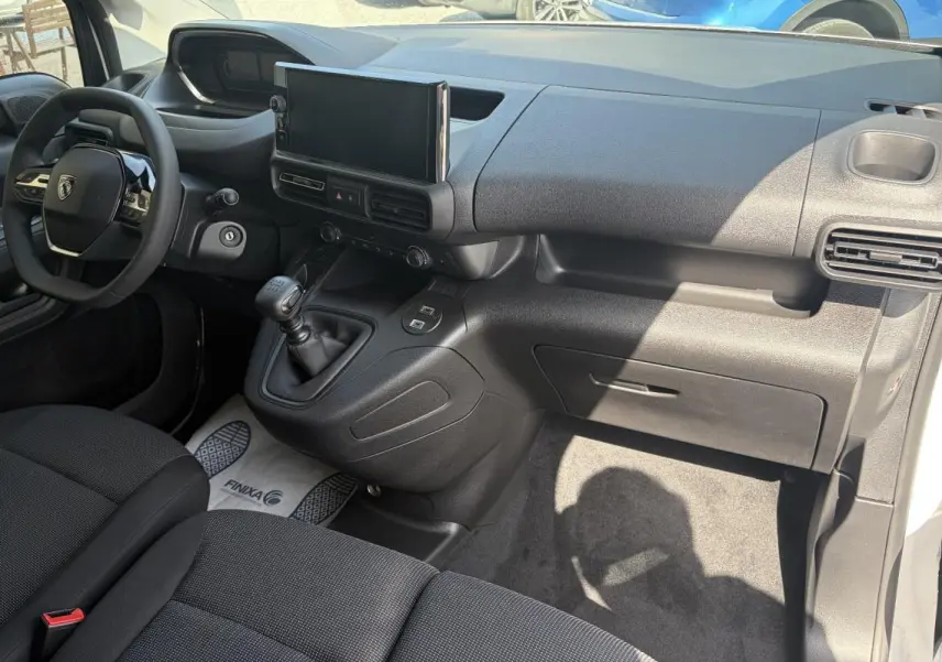 Vue intérieure côté conducteur du Peugeot Partner blanc 2026, avec tableau de bord moderne et écran tactile central.