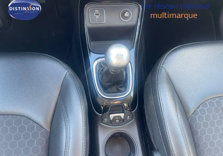Vue plongeante sur la console centrale du Jeep Compass 2019, mettant en valeur le levier de vitesse manuel et les sièges noirs.