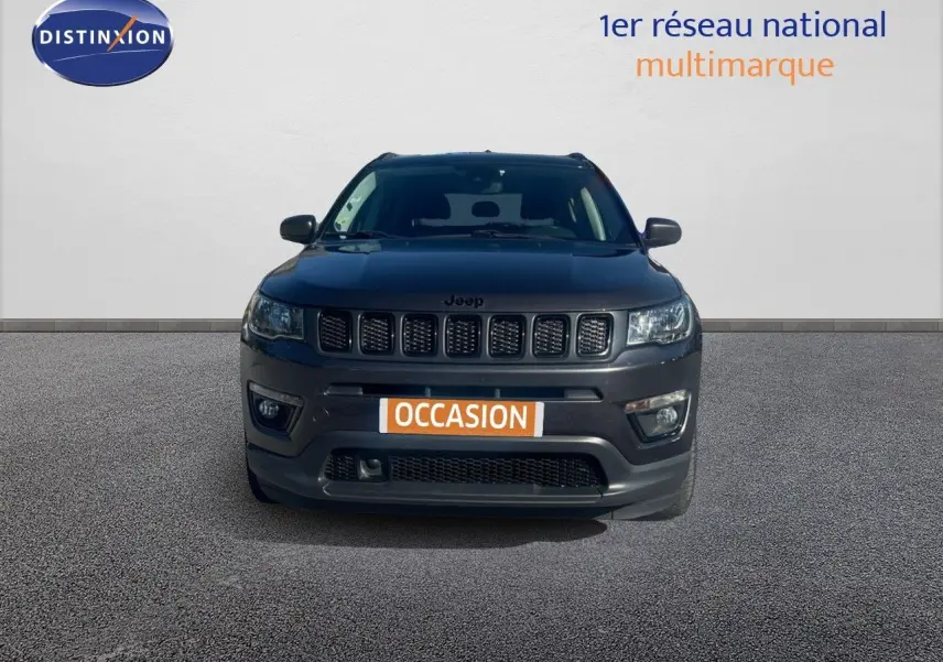 Vue avant d'un Jeep Compass gris foncé 2019 avec calandre distinctive et plaque "OCCASION" visible.