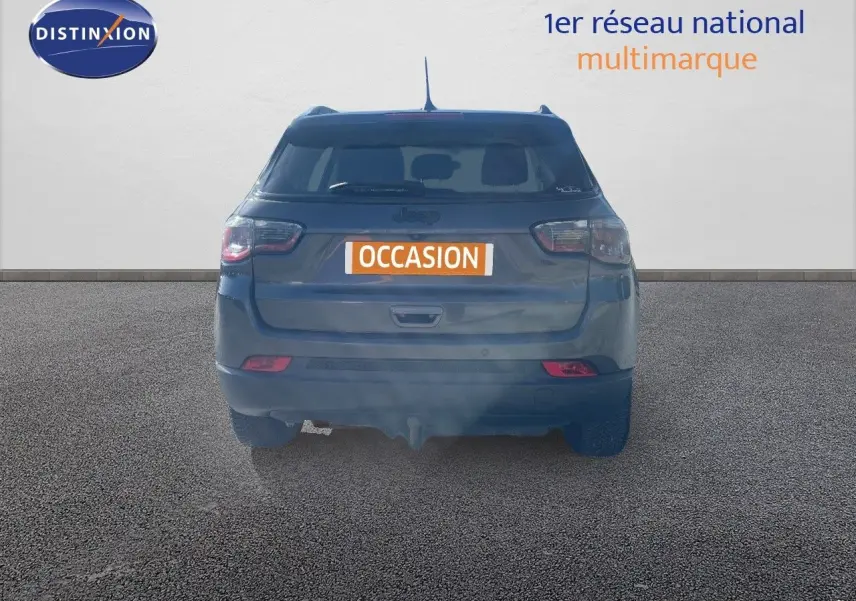 Vue arrière d'un Jeep Compass gris foncé 2019, version Brooklyn Edition, avec plaque "OCCASION" visible.