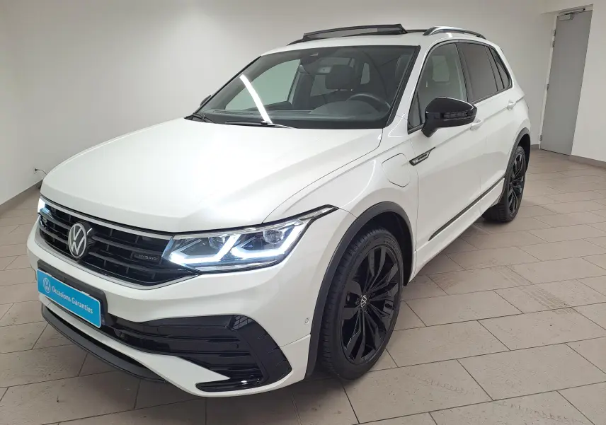 Volkswagen Tiguan 1.4 eHybrid blanc nacré en 3/4 avant droit avec jantes noires 20'' Suzuka et éclairage LED allumé.