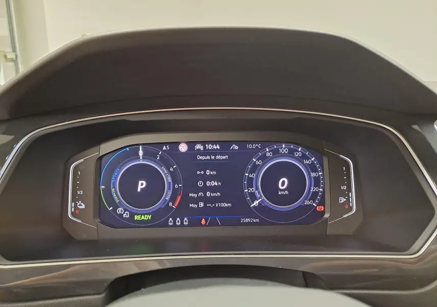 Tableau de bord numérique du Volkswagen Tiguan 1.4 eHybrid 2023 affichant la vitesse à 0 km/h et le mode parking.