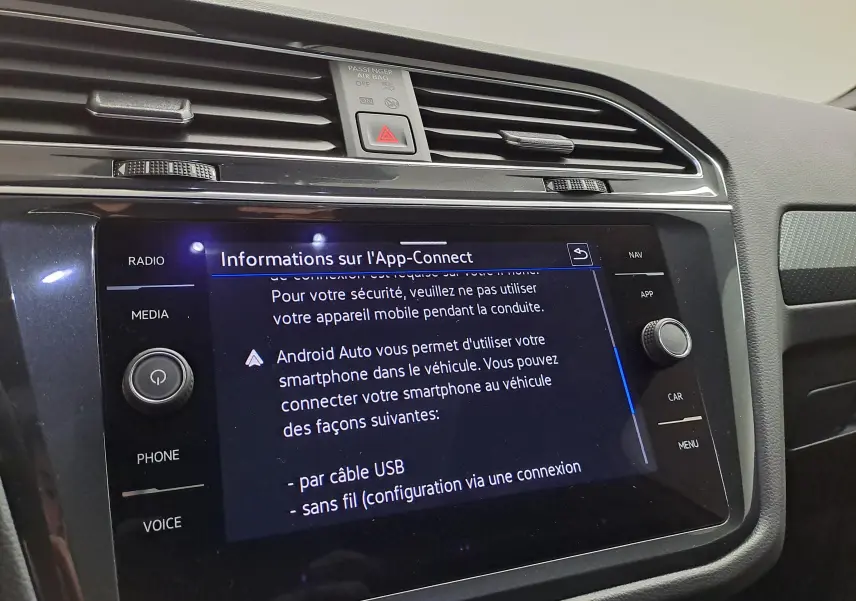 Vue rapprochée de l’écran tactile central du Volkswagen Tiguan 2023 affichant les informations App-Connect.