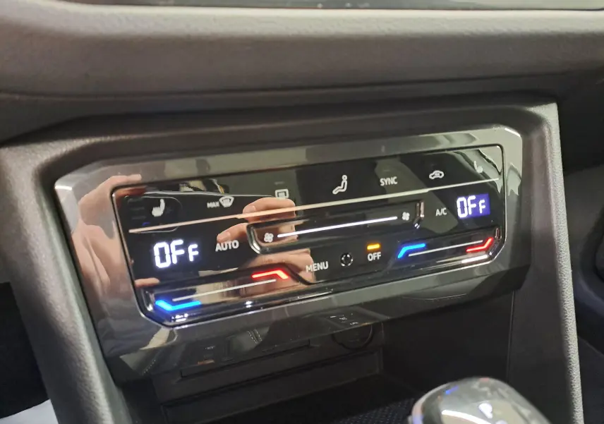 Panneau de commande de la climatisation tactile du Volkswagen Tiguan 1.4 eHybrid blanc nacré, vue rapprochée intérieure.