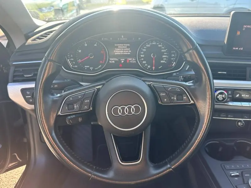 Vue intérieure centrée sur le volant cuir multifonction noir d'une Audi A5 Sportback 2018 avec tableau de bord et commandes visibles.