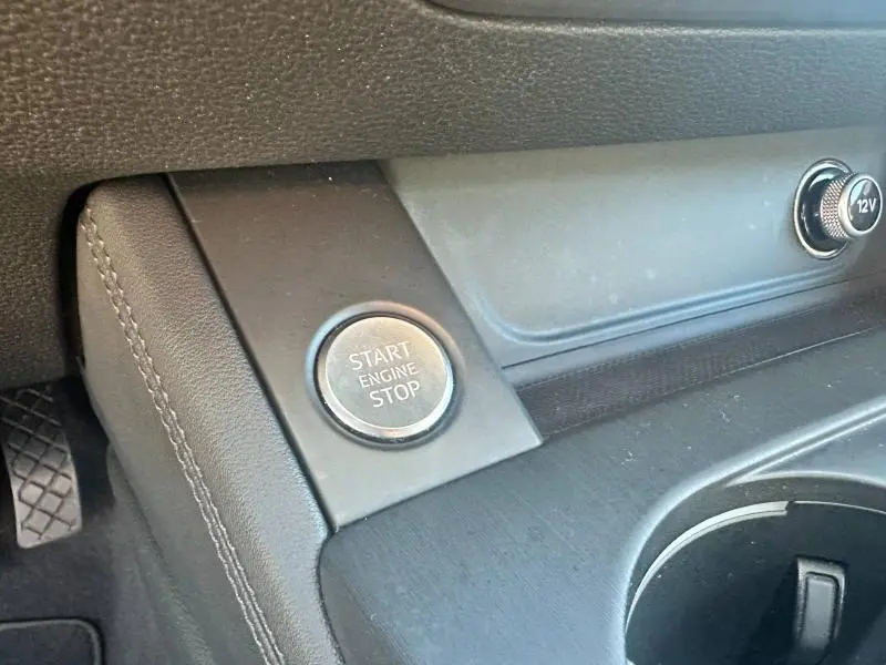 Gros plan sur le bouton Start Engine Stop noir dans l'habitacle de l'Audi A5 Sportback 2018, finition Design S tronic.