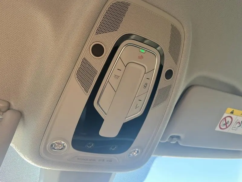 Vue en contre-plongée du plafonnier beige avec commandes d’éclairage et d’alerte dans l’Audi A5 Sportback 2018.