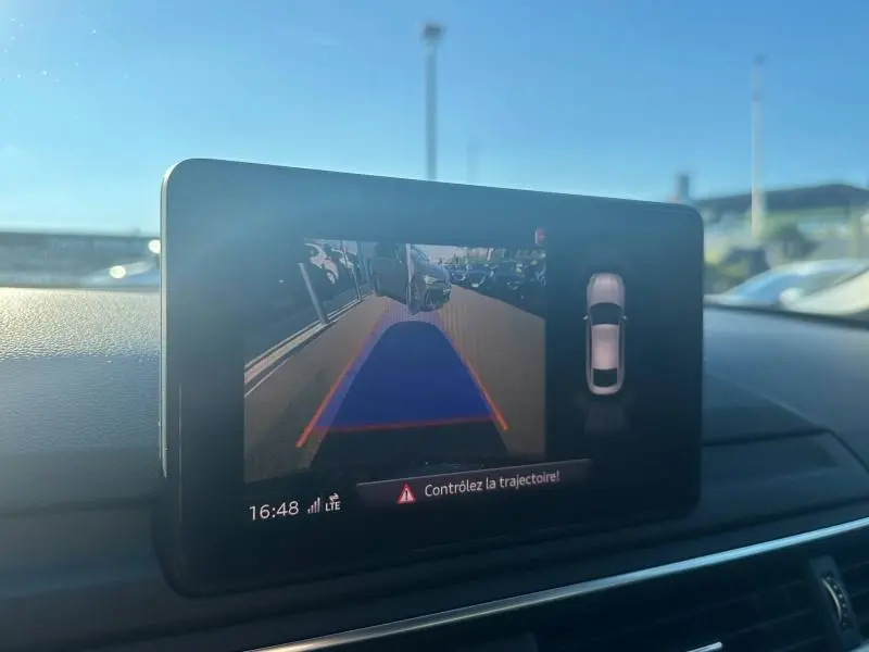 Écran intérieur montrant la caméra de recul de l'Audi A5 Sportback 2018 avec guidage de trajectoire bleu et rouge.