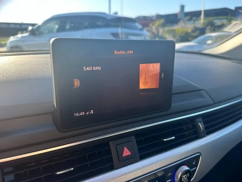 Écran multifonction affichant la radio AM dans l'habitacle d'une Audi A5 Sportback 2018, vue de face.