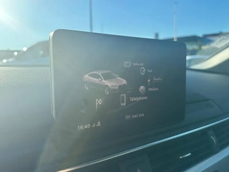 Écran central intérieur montrant l'interface multimédia d'une Audi A5 Sportback 2.0 TDI, vue de côté droit.