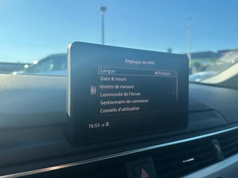 Écran central du système MMI de l'Audi A5 Sportback 2018, vue intérieure avec tableau de bord noir.