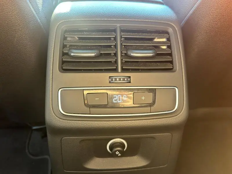 Détail de la console arrière noire de l'Audi A5 Sportback 2018 avec réglage climatisation à 20°C et prise 12V.