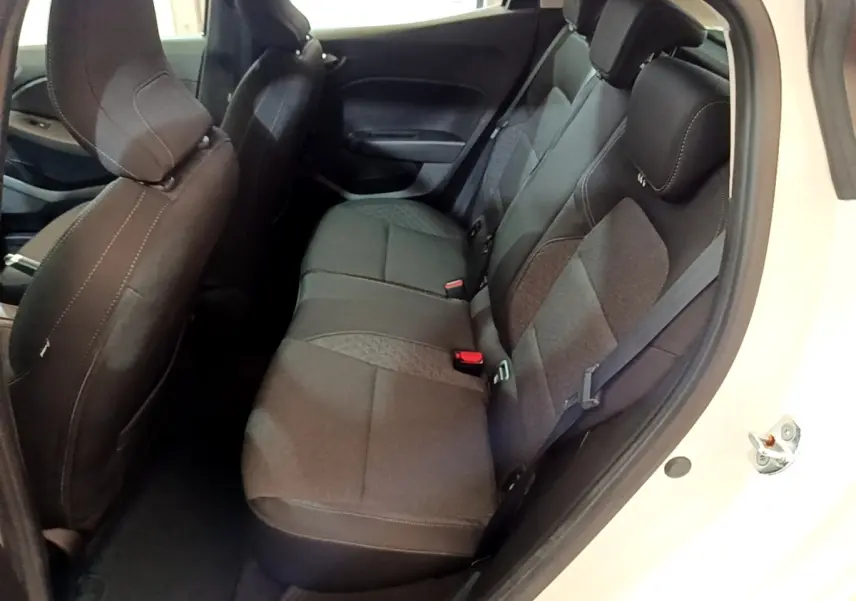 Vue intérieure côté droit montrant la banquette arrière noire de la Renault Clio Business blanche de 2021.