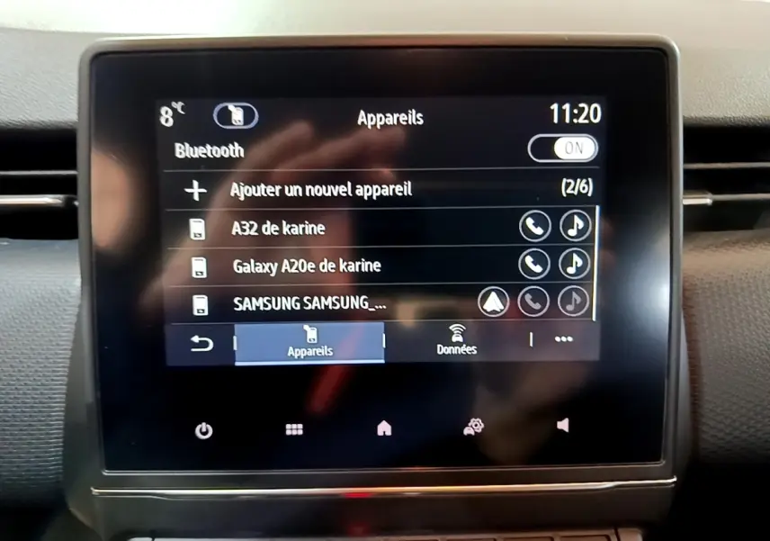 Écran tactile central de la Renault Clio Business 2021 affichant la connexion Bluetooth et la liste des appareils appairés.