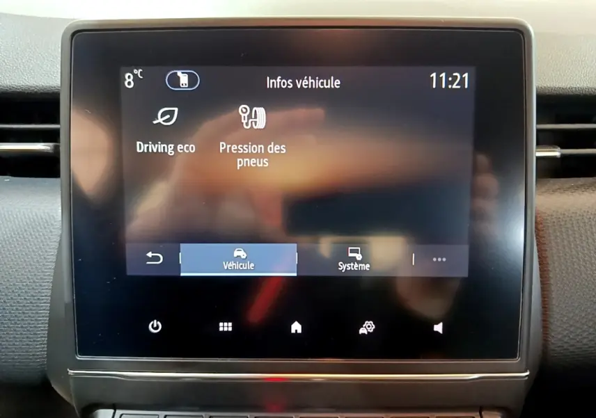 Écran tactile central de la Renault Clio Business blanc 2021 affichant les infos véhicule, vue intérieure frontale.