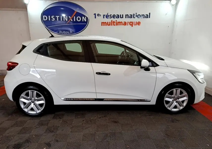 Profil droit d'une Renault Clio Business blanche de 2021, avec jantes alliage et poignées de porte noires.
