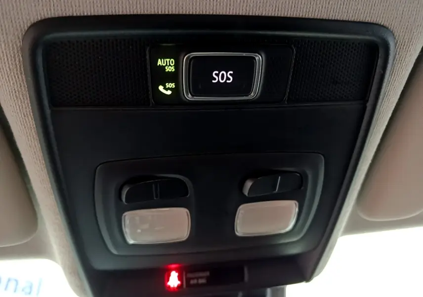 Vue en gros plan du plafonnier intérieur avec bouton SOS et éclairages dans une Renault Clio blanche 2021.