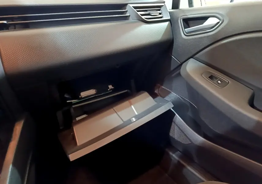 Intérieur de la Renault Clio Business 2021, vue côté passager sur la boîte à gants ouverte et la porte noire.