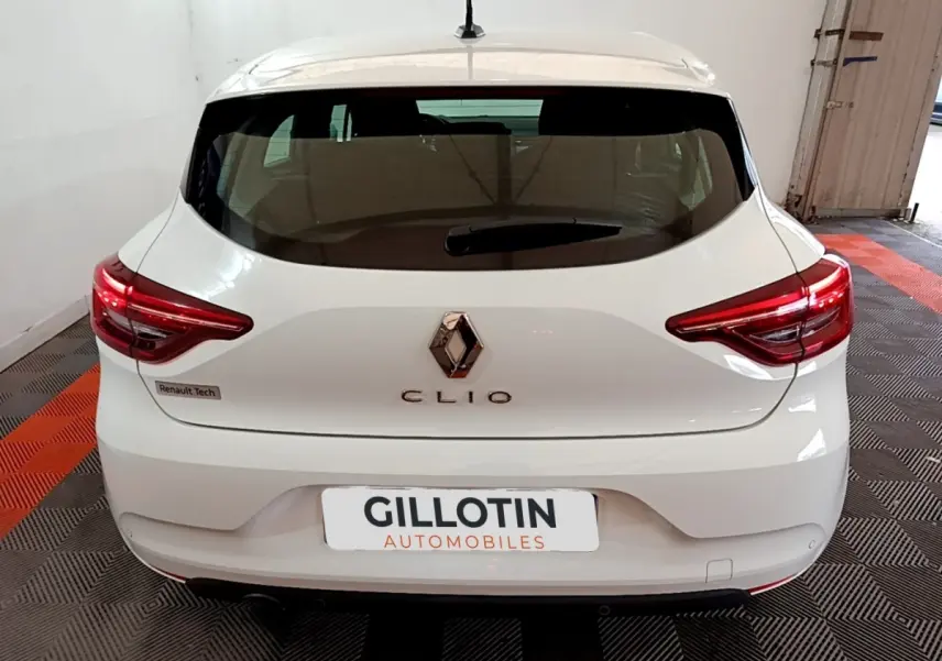Vue arrière d'une Renault Clio Business blanche, avec feux LED distinctifs et logo Renault centré.