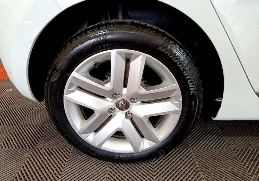 Gros plan sur la roue arrière droite blanche d'une Renault Clio Business 2021 avec pneu Bridgestone et jante argentée.