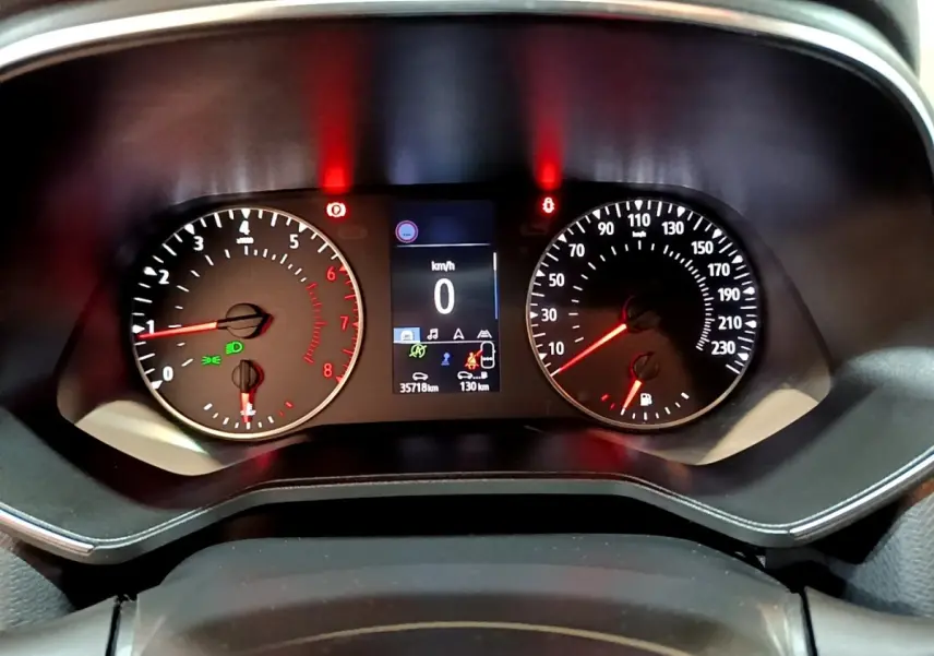 Vue rapprochée du tableau de bord de la Renault Clio Business blanc, affichage digital et compte-tours visibles.