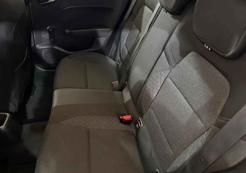 Vue intérieure des sièges arrière gris foncé de la Renault Clio Business, montrant la banquette 3 places avec ceinture et appuie-têtes.