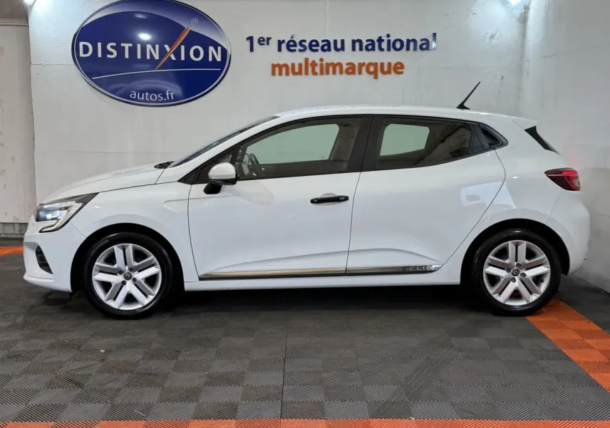 Profil droit d'une Renault Clio Business blanche 2020 avec jantes alliage et antenne de toit visible.