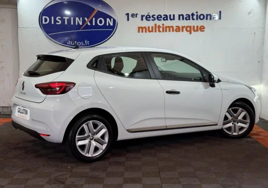 Renault Clio Business blanche vue de profil côté droit, avec jantes alliage et toit spoiler noir.