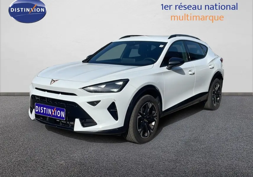 Vue 3/4 avant droite du CUPRA Formentor blanc neige métal avec jantes noires et détails noirs contrastants.