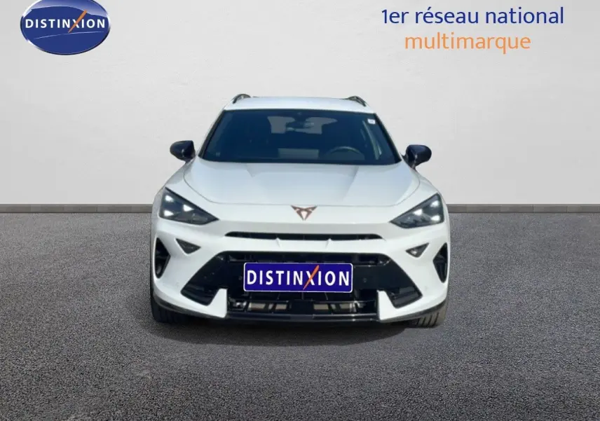 Vue frontale d'un CUPRA Formentor blanc neige métal, avec calandre noire et phares LED distinctifs allumés.