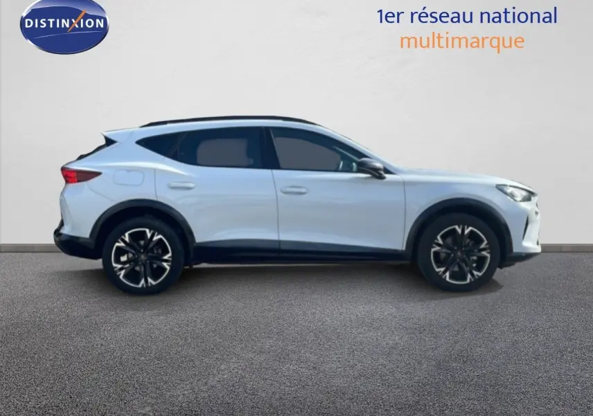 Vue latérale droite d'un CUPRA Formentor blanc neige métal 2025 avec jantes noires et détails noirs contrastants.