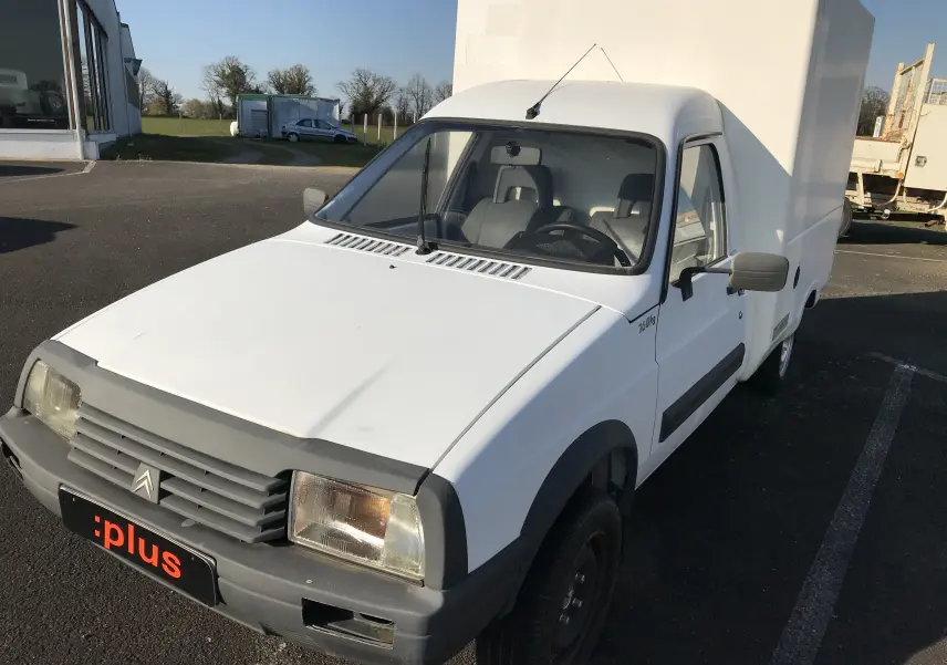 Vue 3/4 avant droite d'un utilitaire Citroën C15 Isotherm blanc de 1997 avec caisse frigorifique et calandre grise.