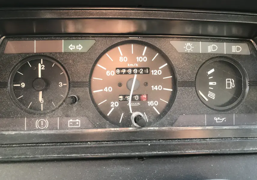 Tableau de bord du Citroën C15 Isotherm 1997 montrant compteur, jauge de carburant et indicateurs lumineux.