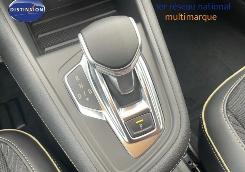 Le levier de vitesses automatique noir et chrome de la Renault Symbioz 2025, vue en gros plan intérieur.