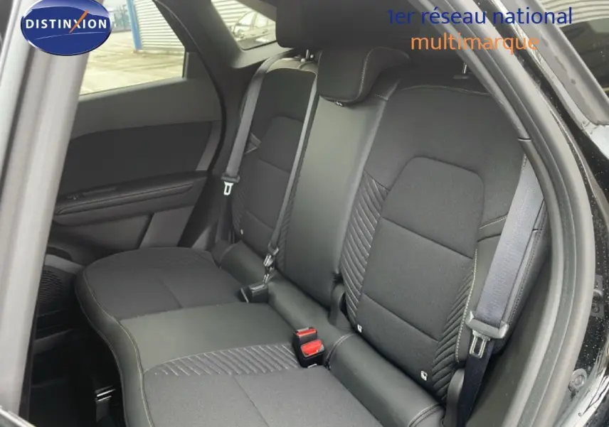 Vue intérieure montrant les sièges arrière noirs en tissu et cuir du Renault Symbioz 2025 côté droit ouvert.