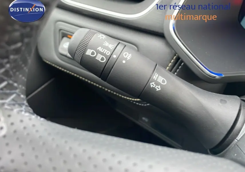 Gros plan sur la manette de commande des phares et clignotants dans l'habitacle noir du Renault Symbioz 2025.