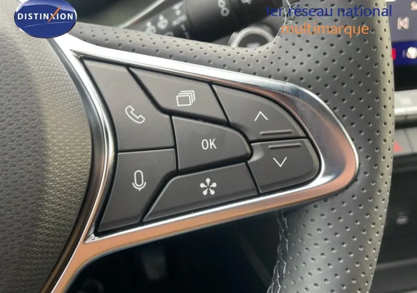 Gros plan sur les commandes multifonctions du volant en cuir perforé noir du Renault Symbioz 2025 finition Iconic.