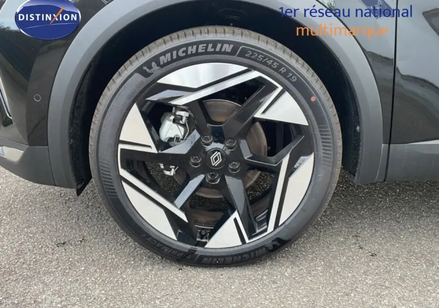 Gros plan sur la roue avant droite noire étoile métal du Renault Symbioz 2025 avec jante bicolore distinctive.