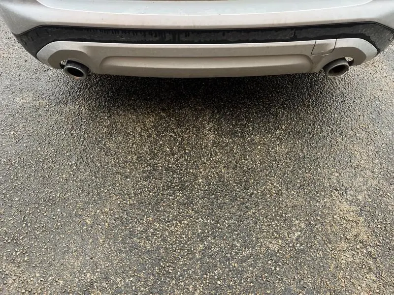 Vue rapprochée de la partie arrière inférieure d'une BMW X3 Glacier Silver avec double sortie d'échappement chromée.