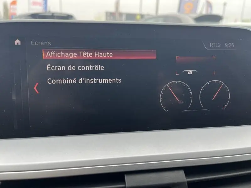 Écran central de la BMW X3 xDrive30e 2020 affichant les options de réglage du combiné d'instruments et tête haute.