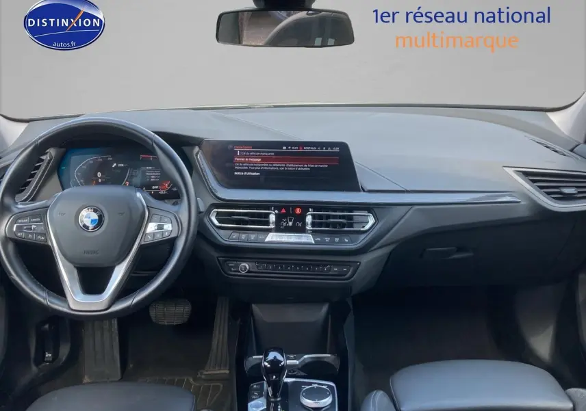 Vue intérieure avant de la BMW Série 1 (f40) 118i 2023 avec tableau de bord moderne et volant multifonction noir.