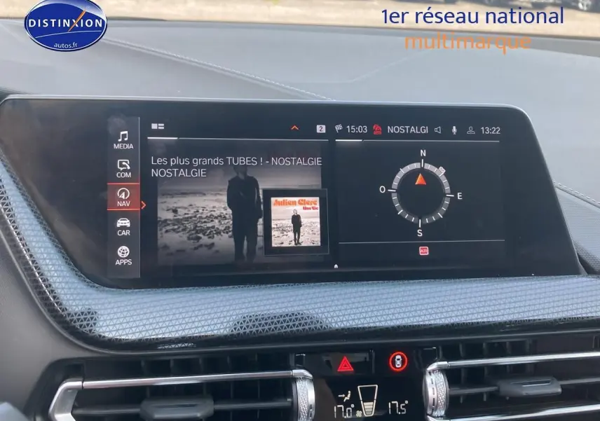 Vue rapprochée de l’écran central du BMW Série 1 118i 2023, affichant la navigation et la radio.