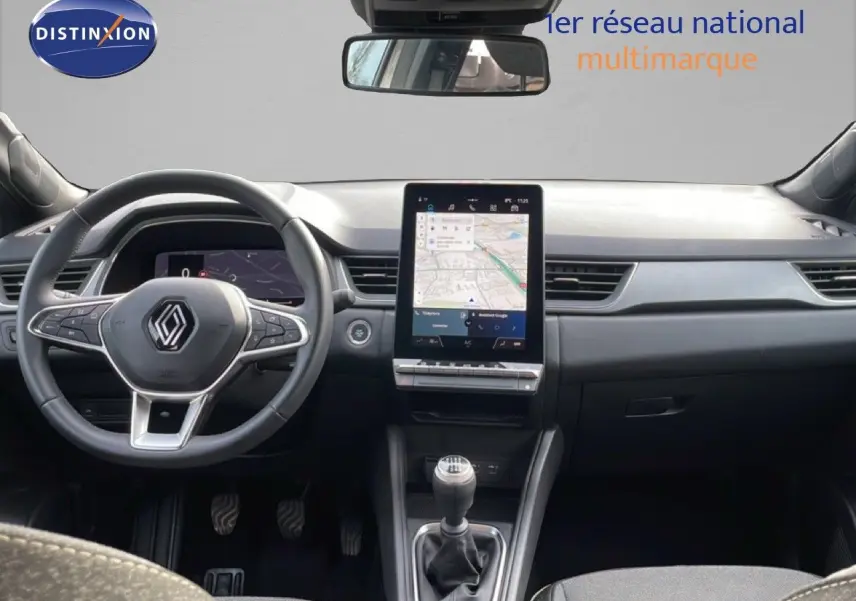 Vue intérieure frontale du Renault Captur 1.0 ECO-G 100CH TECHNO 2025, tableau de bord moderne avec écran tactile vertical et boîte manuelle.