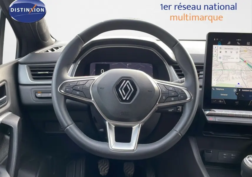 Vue intérieure centrée sur le volant cuir noir de la Renault Captur 2025 avec écran tactile et tableau de bord digital.
